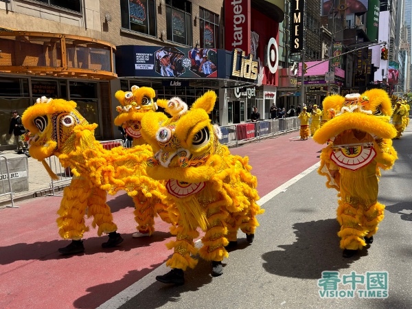 2026年5月13日，是第27个“世界法轮大法日”。在美国纽约曼哈顿，上千名来自不同国家、不同社会阶层、不同年龄的法轮功学员举办游行，向人们传送法轮大法的美好。