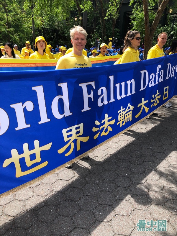 来自加拿大的法轮功学员奥利弗（Oliver）是一名成功的房地产商人