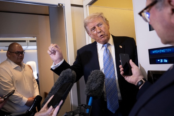 2026年5月15日，美国总统川普（Donald Trump）离开北京首都机场、搭乘“空军一号”返美途中，在机上向媒体发表讲话。