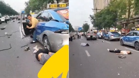 河南洛阳轿车闹市追尾多辆电动车惨烈视频曝光(图)