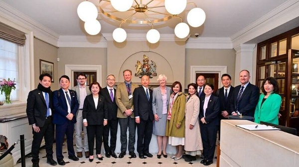 立法院長韓國瑜（左7）率跨黨派立委訪英國，14日下午共同拜會英國智庫「王家三軍聯合國防研究所」（RUSI），與多名學者交流並合影。