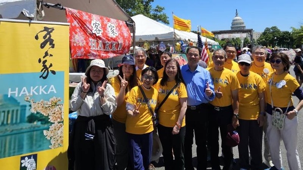 图片1: 华府亚太嘉年华会(Fiesta Asia Street Fair) 5月16日于美国华盛顿特区热闹登场，活动汇聚超过20种亚太族裔文化，吸引上万名民众参与，多个台籍社团亦设摊位及参加游行，展现台湾多元文化特色。图位华府文教中心主任黄正杰、副主任李佳蓉与华大华府区客家同乡会、全美客家文化基金会会员合影。（图片由华府文教中心提供）