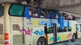 哈尔滨双层巴士惨遭桥梁“削顶”乘客身份引关注(图)