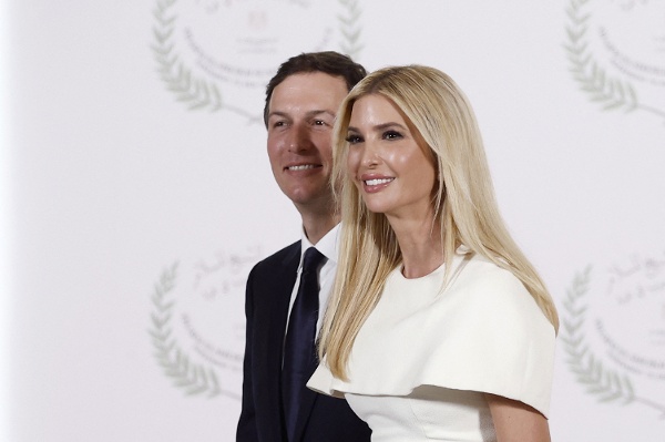 美國總統川普的大女兒伊萬卡．川普（Ivanka Trump）與丈夫賈裡德．庫什納（Jared Kushner）於2025年10月13日在埃及沙姆沙伊赫出席加沙峰會時合影。