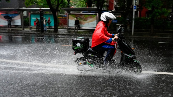 台风3次登陆中国北京凌晨惊雷降雨市民：像天地被劈开(图)