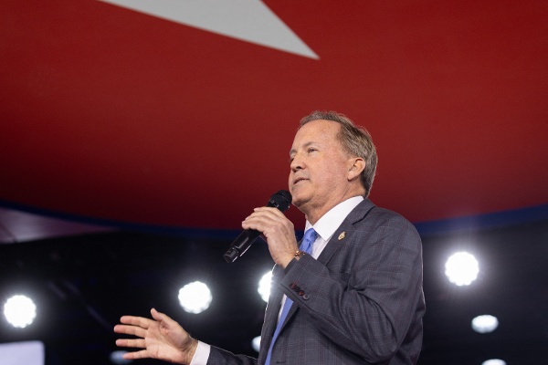 2026年3月27日，德州總檢察長肯．帕克斯頓（Ken Paxton）在德州格雷普韋恩（Grapevine）舉行的保守派政治行動會議（CPAC）上發表講話。