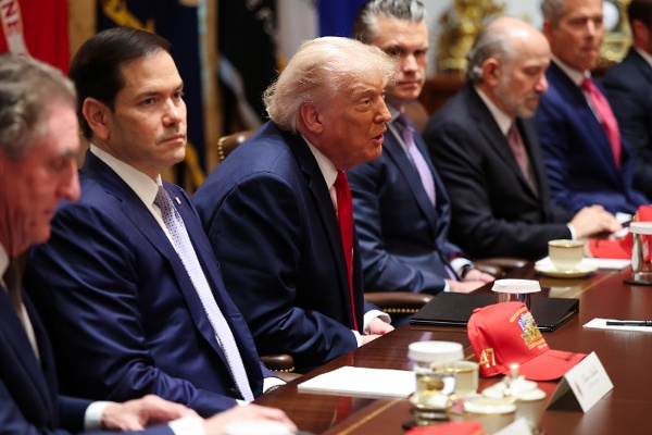 2026年5月27日，美國總統唐納德‧川普（Donald Trump）在華盛頓白宮內閣會議室舉行的內閣會議上發表講話。幾天前，川普曾表示，與伊朗的和平協議「基本已談妥」，外界也高度關注霍爾木茲海峽（Strait of Hormuz）是否將重新開放。