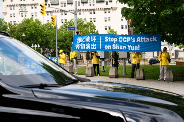 2026年5月29日，在中共外長王毅訪問加拿大期間，法輪功學員在渥太華外交部大樓對面拉起橫幅，和平表達訴求。（看中國特約攝影Evan）