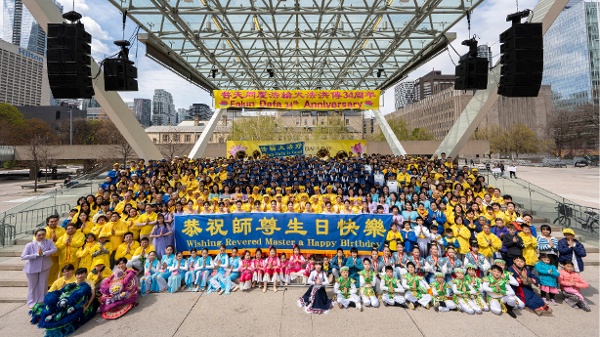2026年5月3日，多倫多法輪功學員在市政府廣場舉行歌舞表演等活動，慶祝法輪大法洪傳世界34週年。圖為大合影。（看中國特約攝影Evan）