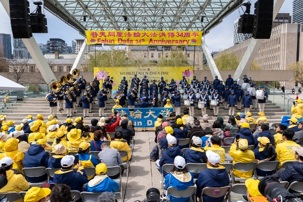 天國樂團表演