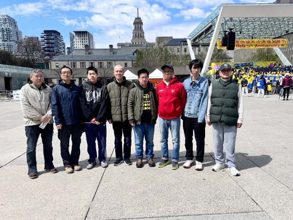 2026年5月3日，中國民主黨加拿大委員會部分黨員參加在市政廣場舉行的多倫多法輪大法日慶祝活動（看中國攝）