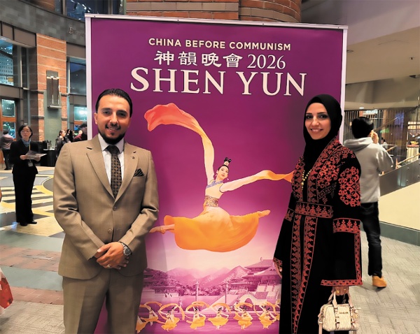 控制系統工程師馬哈茂德．斯拜赫於2026年5月2日與妻子一同在新澤西表演藝術中心觀看了神韻演出。（攝影：看中國/Ryan Wu）
