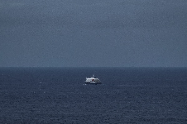 2026年5月6日，總景照片顯示，郵輪「洪迪烏斯號」（MV Hondius）正駛離維德角（Cape Verde）首都普拉亞（Praia）港口。