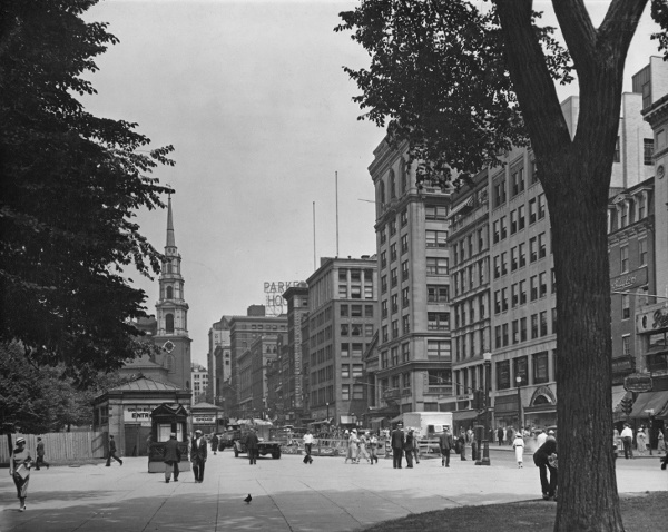 1955年左右，美國波士頓市中心特里蒙特街（Tremont Street）上的行人