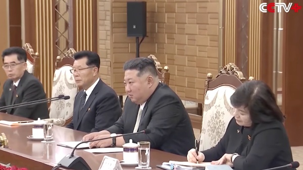 中共央视播出“精彩”瞬间金正恩对习近平露出嘲讽表情(图)