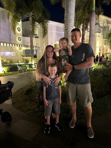Brenton Smith與三個孩子Sam、Ryan和Raegan的合影，記錄了這個家庭在照護日常中流露的從容與深情。（Lauren Smith提供）