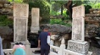 游客在崇祯“歪脖树”前鞠躬非法官方警告遭讽(图)