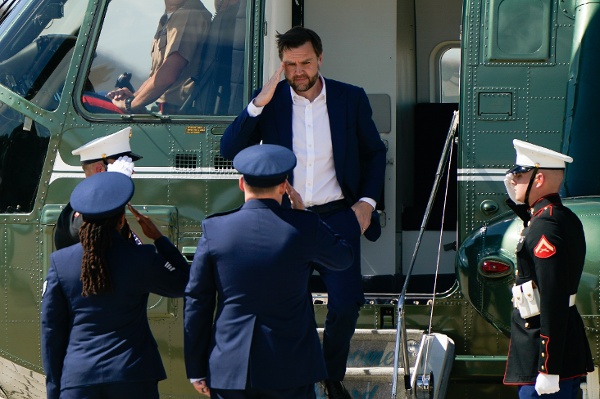 2026年6月20日——美国副总统万斯（J.D.Vance）搭乘“海军陆战队二号”（Marine Two）专机抵达安德鲁斯联合基地，准备启程前往瑞士，就结束伊朗战争展开谈判。