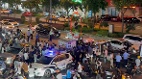 广东摊贩站上车顶控诉阻止餐车被城管拖走(图)