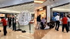 小米门店收到“一路走好”花圈店员与对方大打出手(图)