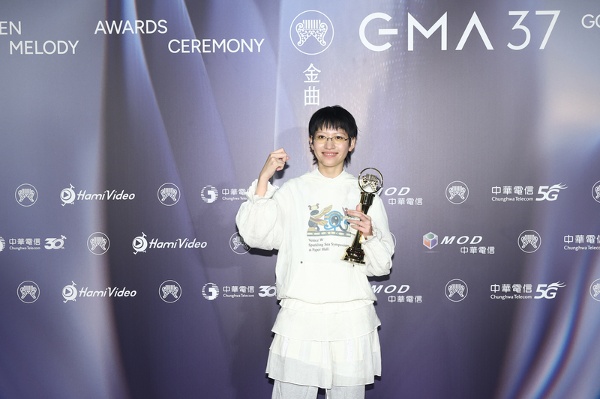 歌手陈嫺静以作品“如果每天都可以 happy happy 谁想要 sad:))”勇夺本届最佳新人奖肯定。