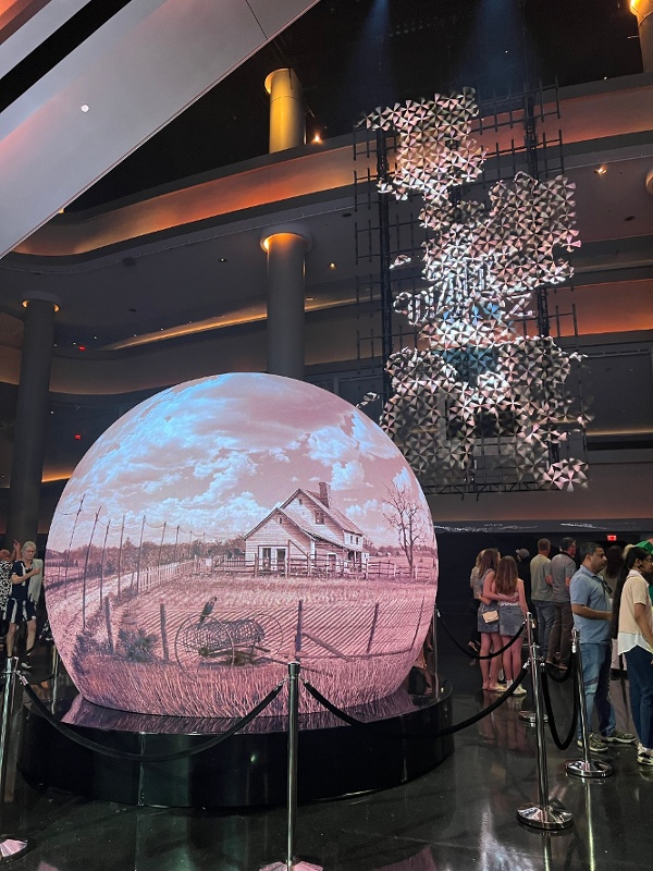Sphere大廳中，碧野仙蹤的展示球
