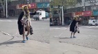 恶搞习山东男子当街上演“皇帝的新衣”(图)
