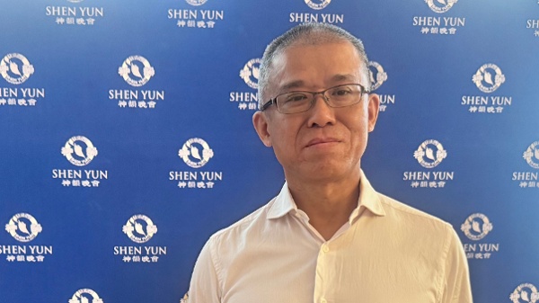2026年6月27日晚，新移民、中國民主黨加拿大委員會成員伍志巍在多倫多四季表演藝術中心觀看了神韻演出。（看中國攝）