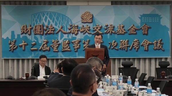 海基会5日召开第12届董监事第11次联席会议，海基会董事长苏嘉全（后立者）在会议上致词。