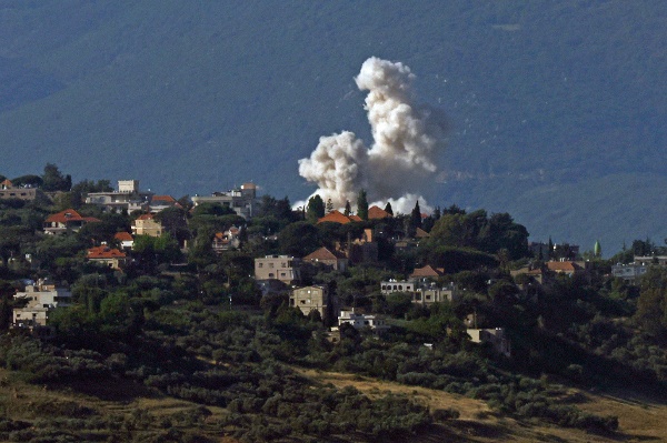 2026年5月31日，从以色列北部上加利利地区（Upper Galilee）边境一侧望去，黎巴嫩南部遭以色列轰炸后浓烟升起。