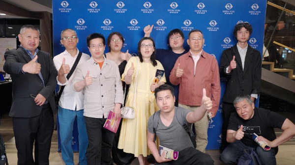 中國民主黨加拿大委員會組團看神韻