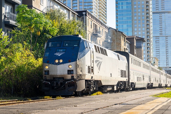 2025年11月12日，美國得克薩斯州奧斯汀，一列美國國家鐵路客運公司（Amtrak）的列車駛近奧斯汀車站。