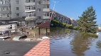 吉林多地暴雨成灾敦化洪水漫城车辆只剩车顶(图)