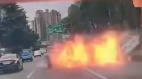 成都发生连环车祸车辆瞬间爆燃场面骇人(图)