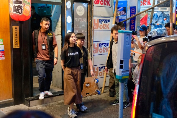 2026年7月15日，香港警方突襲搜查了「留下書舍」書店並沒收了物品，隨後書店員工被警員帶走。