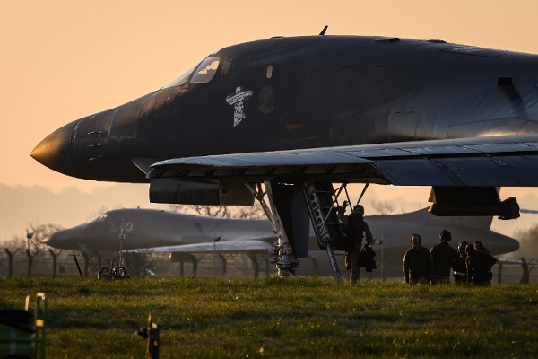 2026年3月19日，英國費爾福德（Fairford），機組人員登上停放在英國皇家空軍費爾福德基地（RAF Fairford）停機坪上的一架美軍B-1「槍騎兵」（B-1 Lancer）戰略轟炸機。英國首相施凱爾．斯塔默（Keir Starmer）改變最初拒絕美國使用英國基地對伊朗導彈目標發動防禦性打擊的立場後，包括B-52和B-1戰略轟炸機在內的多款美軍軍機陸續進駐位於格洛斯特郡（Gloucestershire）的費爾福德基地。