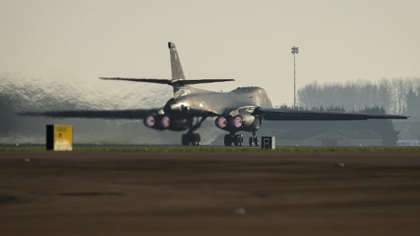 美軍將最新電子戰機部署英國對伊行動再升級(圖)
