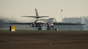 美軍將最新電子戰機部署英國對伊行動再升級(圖)