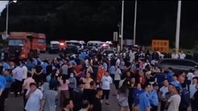 福建數百工人堵國道與警對峙抗議公司變相裁員(圖)