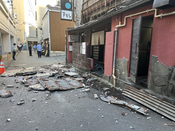 2026年7月28日，日本熊本市（Kumamoto City）发生地震，一家商店的外墙倒塌受损。