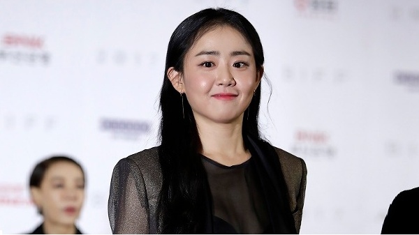 “国民妹妹”手写信宣布“结婚了”文瑾莹嫁大7岁音乐剧演员(图)