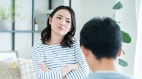说谎的人都会闪躲眼神说谎前最容易出现这些反应(图)