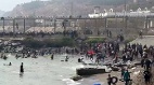 数千摩洛哥人跨海涌入西班牙飞地桑切斯再遭抨击(图)