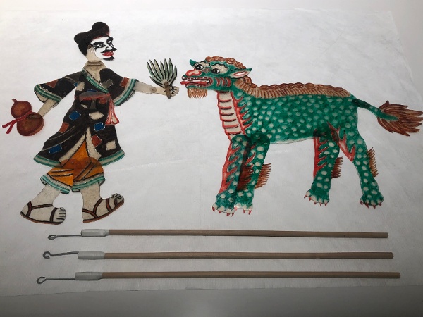 台北偶戲館 現代影偶雙面上色，經過改良後可以靈活轉身，更具戲劇效果。