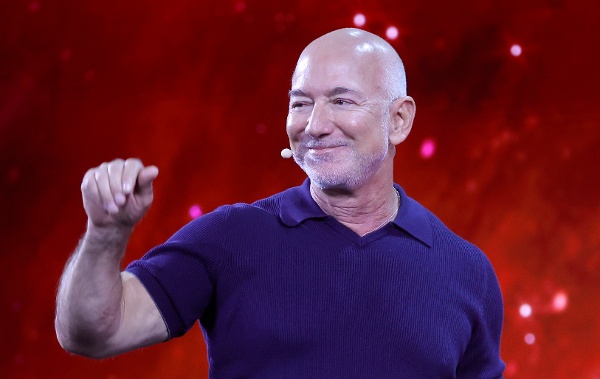2026年6月17日：亚马逊和蓝色起源创始人杰夫・贝索斯（Jeff Bezos）出席在巴黎凡尔赛门展览中心举行的Viva Technology科技展。