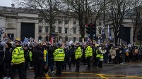 中国驻英使馆保安被曝持电击武器英政府向北京交涉(图)