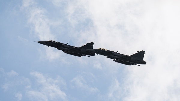 2026年5月21日，瑞典赫爾辛堡，瑞典空軍薩博「鷹獅」（Saab Gripen）戰鬥機編隊飛越上空。