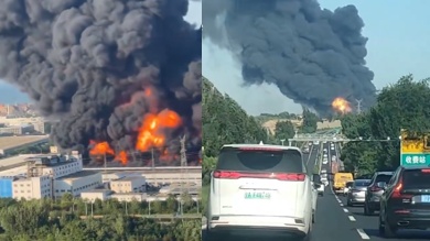 8月2日，山東青島一倉庫發生大火，火焰竄起數十米高，大量黑煙直衝天際。