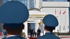 习在吉尔吉斯斯坦再出糗频咳嗽保镖粗暴对待摄影师(图)
