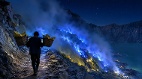 火山喷出“蓝色火焰”梦幻且危险的奇景(图)